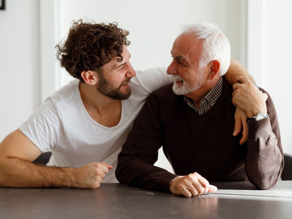 homme aux cheveux blancs et son fils brun